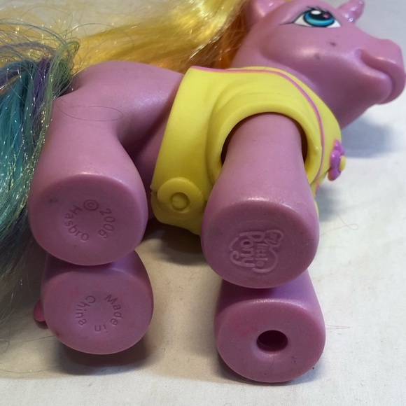 My Little Pony 2006 Hearts Unicorn Rainbow Pink Sparkle - Picture 2 of 8